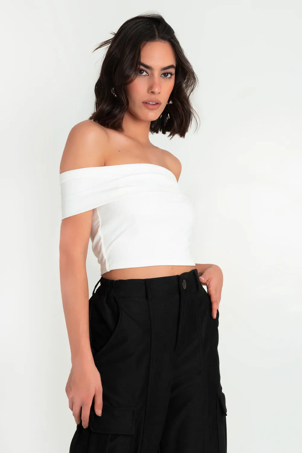 Crop top ajustado de hombros descubiertos